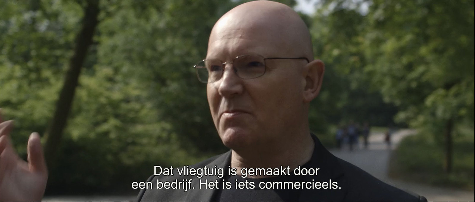 Julian Treasure talking in a park, with Dutch subtitles across the frame